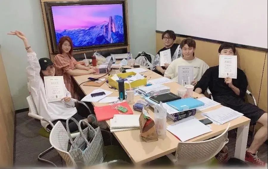 美食博主？英语老师？双重身份的她到底为什么让学生们如此喜爱？