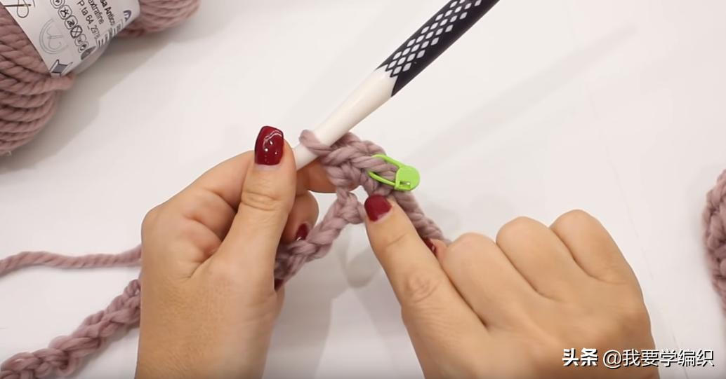 适合初学者学习的三角绒球围巾，简单易学，搭配衣服大气有范