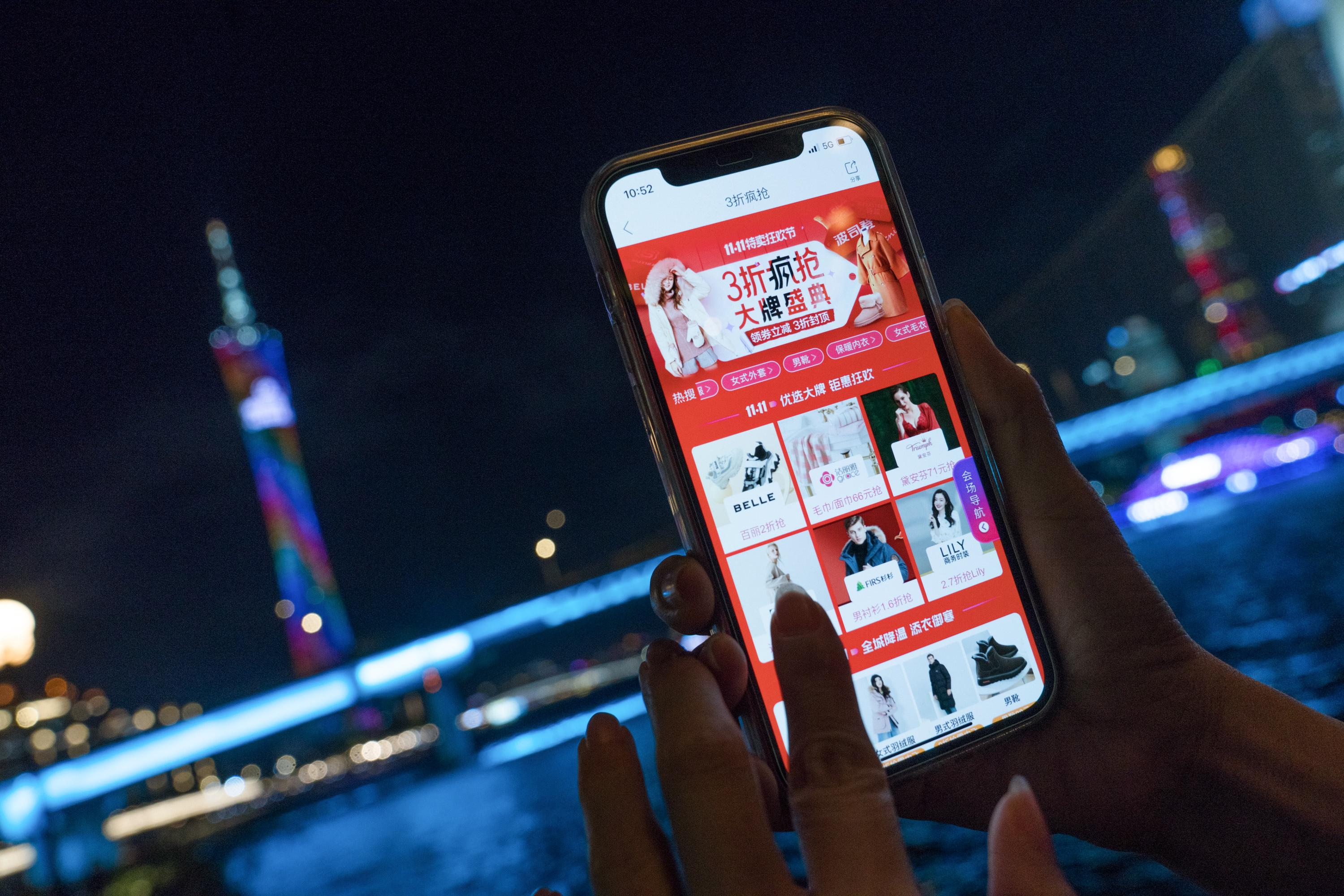 从英雄钢笔到美国包包，港人成为内地电商新一代“剁手族”