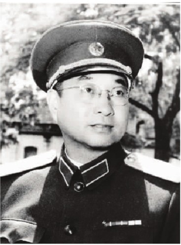 *德朱**满树苹果丢了，陈赓和*锡联陈**总是去串门，有人告密：他俩偷的