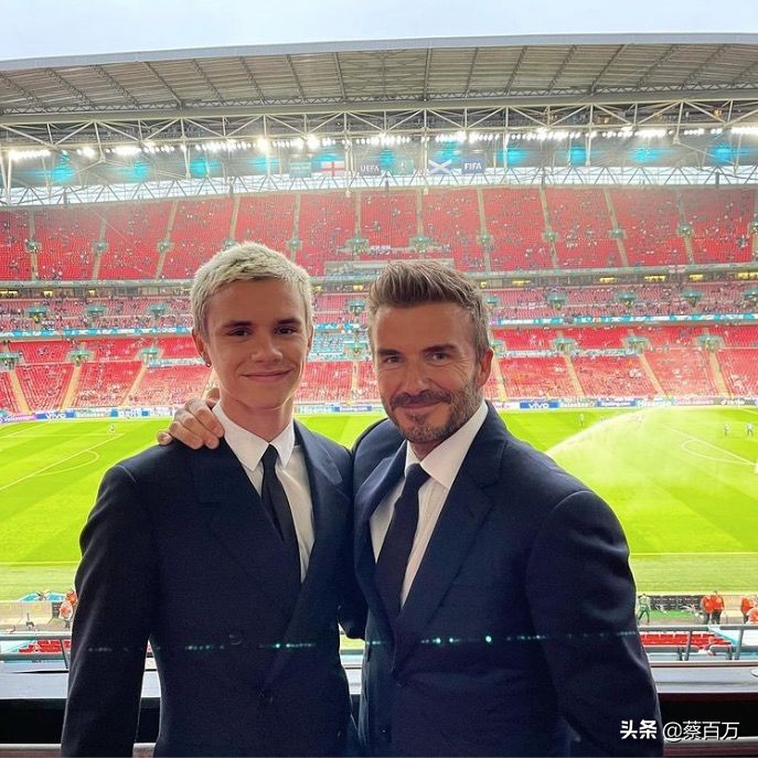 贝克汉姆晒小儿子克鲁兹工作照,克鲁兹贝克汉姆秀肌肉