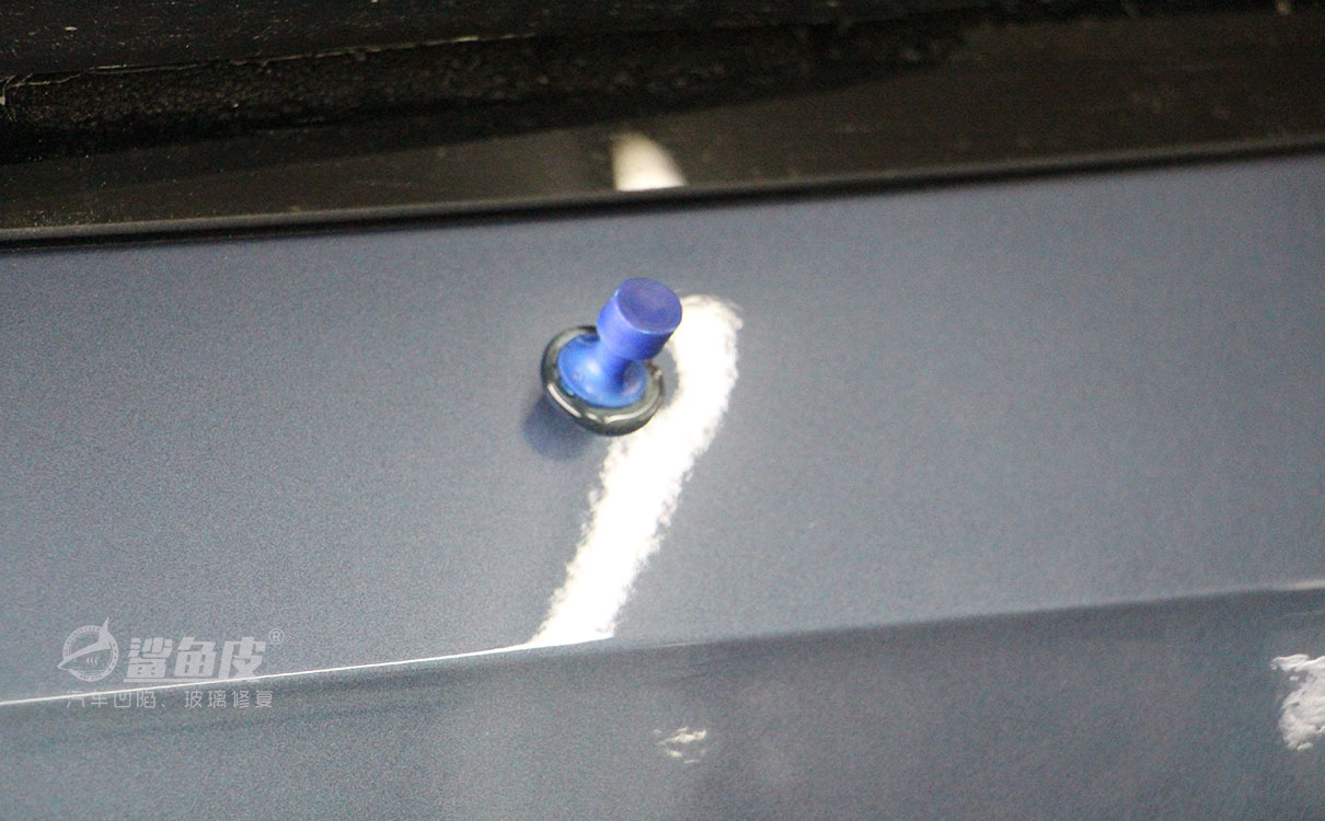 车子小竖条凹痕怎么吸出来,车上特别小的凹痕怎么办