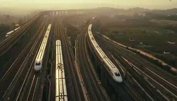 外国人震撼中国9小时建火车站,9个小时建一座火车站