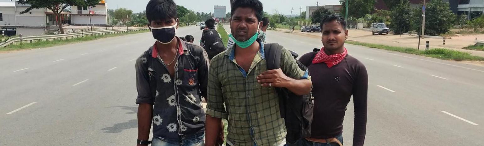 回一趟家要暴走2000公里。这群人的脚下,每寸土地都是辛酸