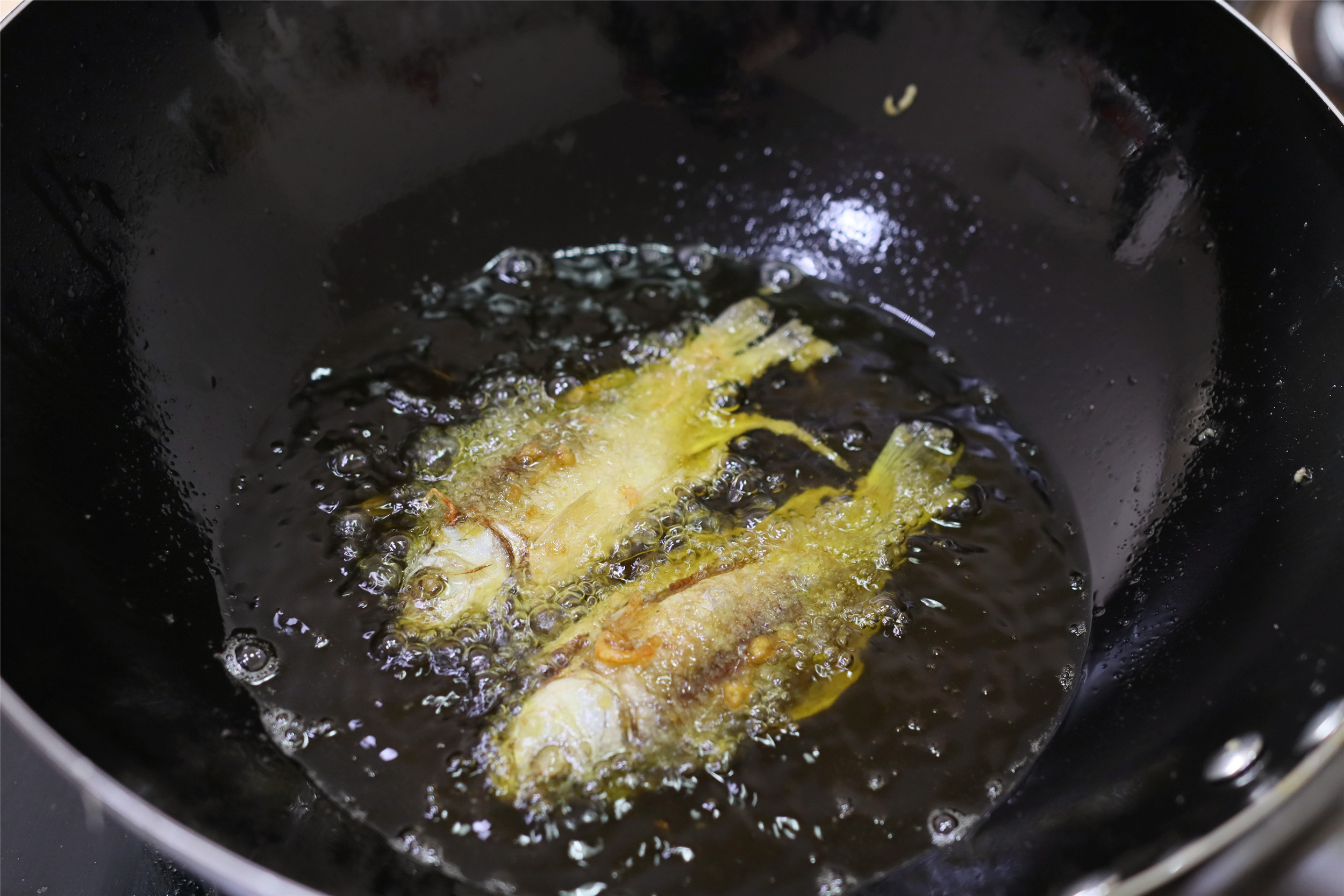 炸小鱼小虾用冷油还是热油,怎么炸小鱼小虾不会碎