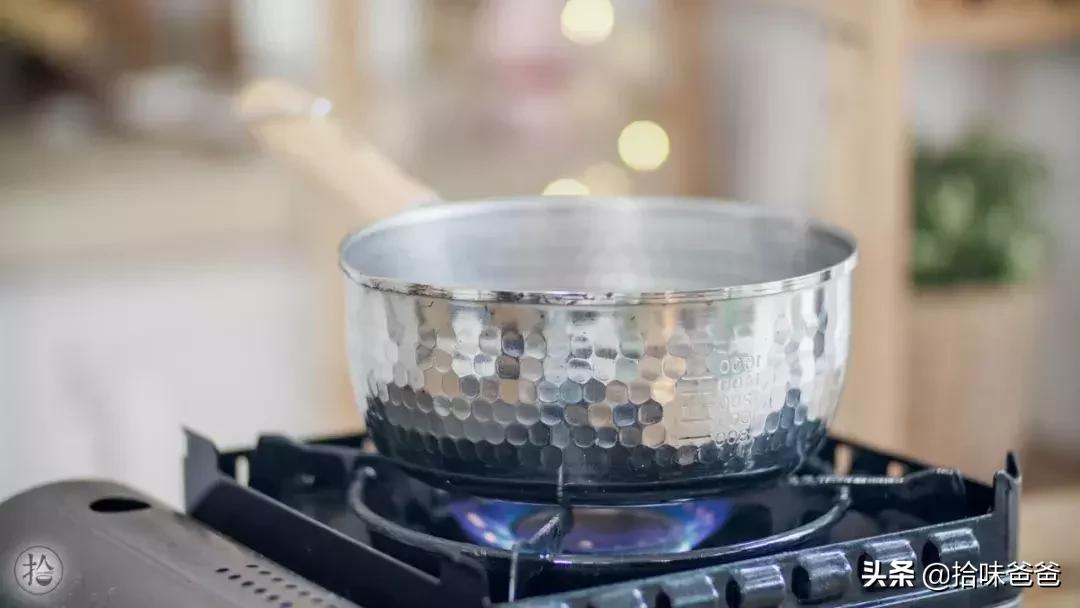 在家也可以做出酥脆的绿豆饼了,在家自制酥皮冰绿豆饼不用烤箱