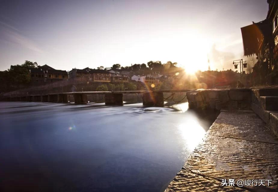 中国最美丽的小城，历经沧桑翘檐如翼的吊脚楼，缓缓流淌的沱江