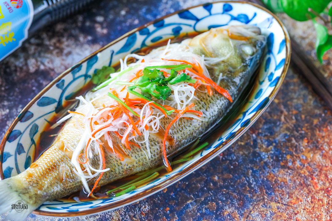 蒸鱼时先放蒸鱼豉油还是先淋热油,蒸鱼是先淋油还是先淋蒸鱼豉油