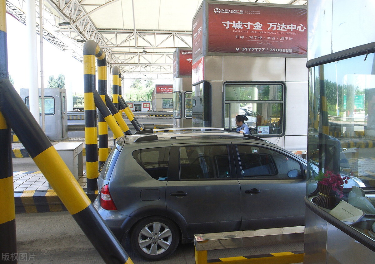 高速上在服务区睡一夜收费吗,在高速服务区睡一天会多收钱吗