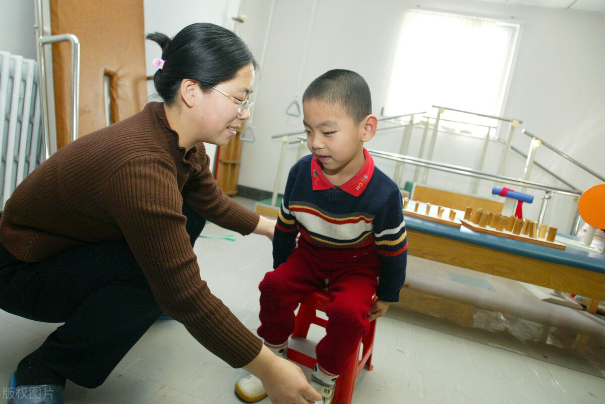 孩子确诊脑瘫，父母应该放弃治疗吗？脑瘫不是绝症