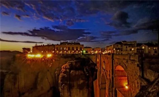 行走的老钱：私奔去浪漫的“两牙”