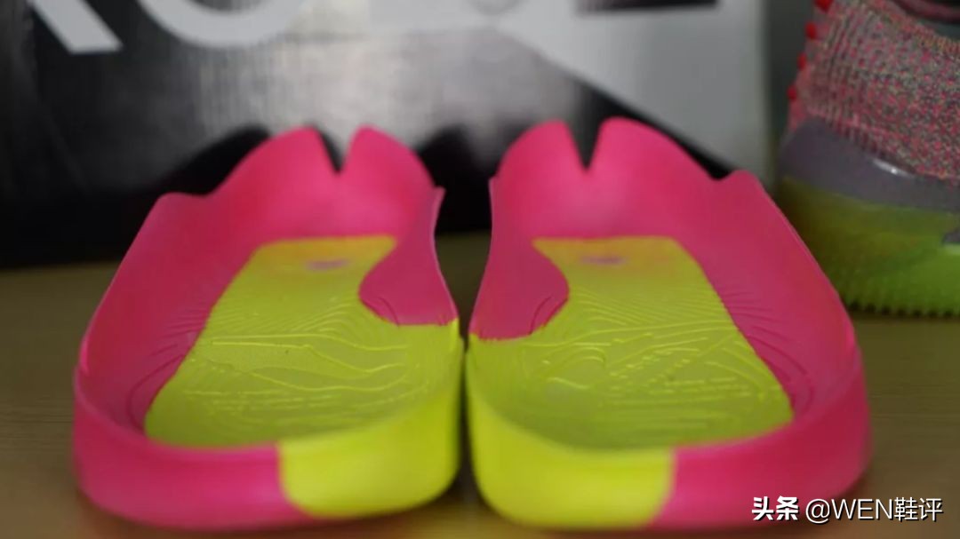 UA签约库里真用心，极为豪华的中底科技，致敬球迷的第七代战靴