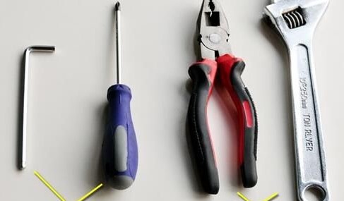 近光灯一高一低怎么调整,大货车解放j6p近光灯太低怎么调