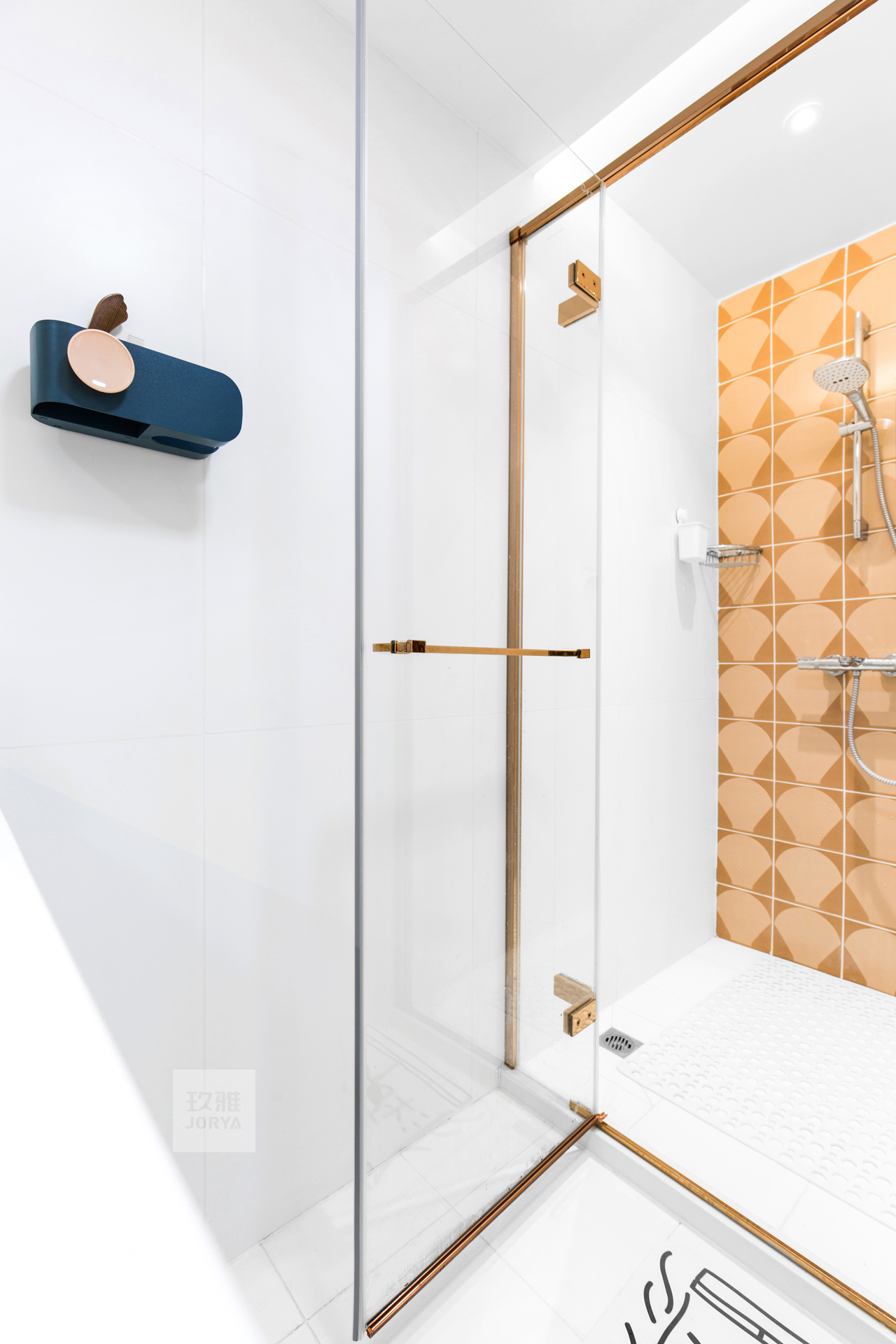 这家的电视柜既能收纳，也是喵星人乐园​