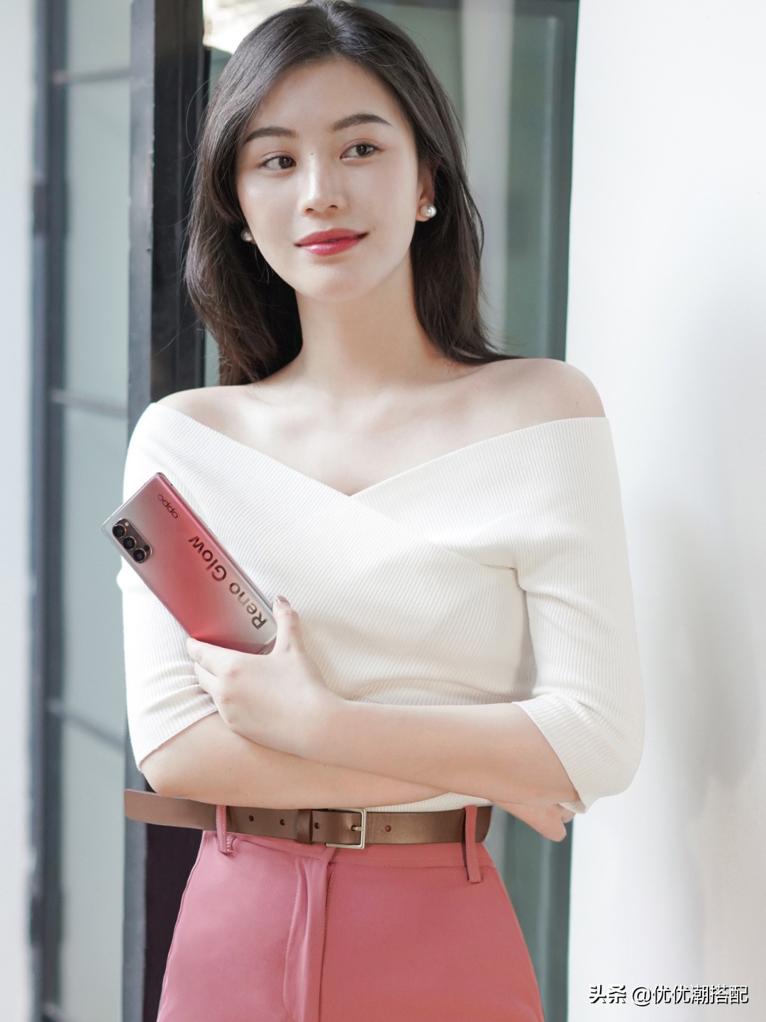 上班族怎么穿出甜美感?白色上衣搭配粉色裤子,让干练与柔美并存