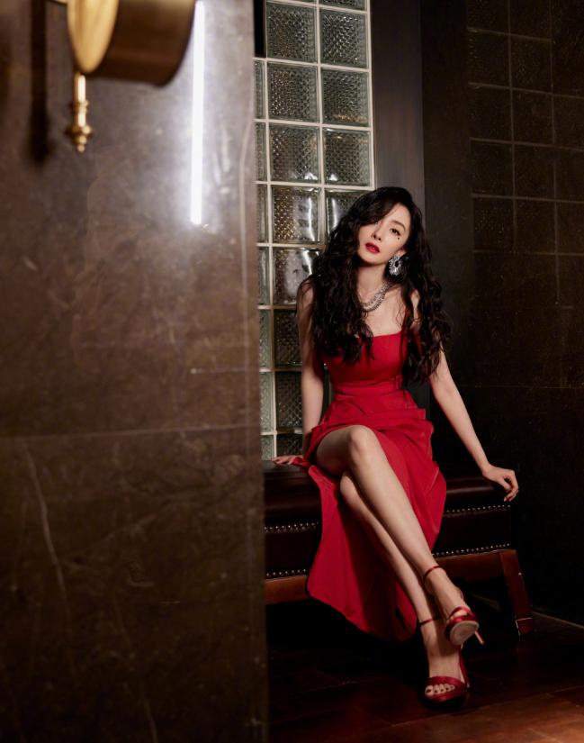 山花浪漫不及眉间一点朱砂，万千颜色都不如红色艳丽好穿搭