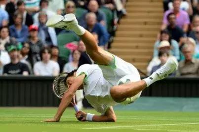 网球球员摔倒,网球拍摔地上反弹接住