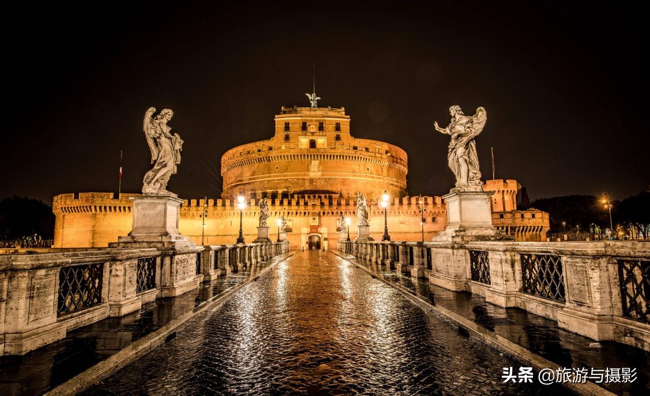 查理大桥雕塑作品介绍 (查理大桥的雕塑)