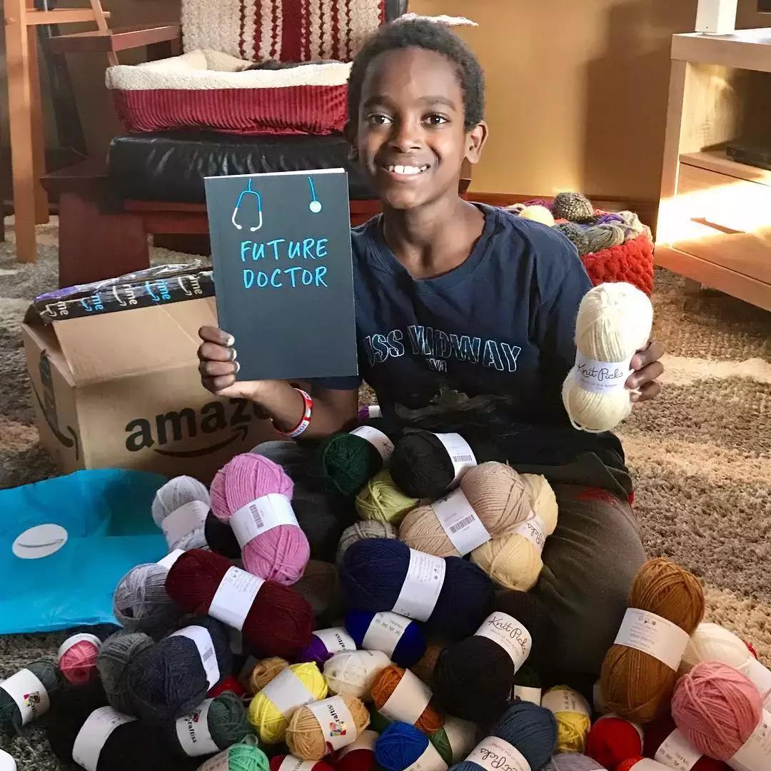 他是非洲弃婴，5岁用钩针，逆袭成美国“全民偶像”，狂吸19万粉