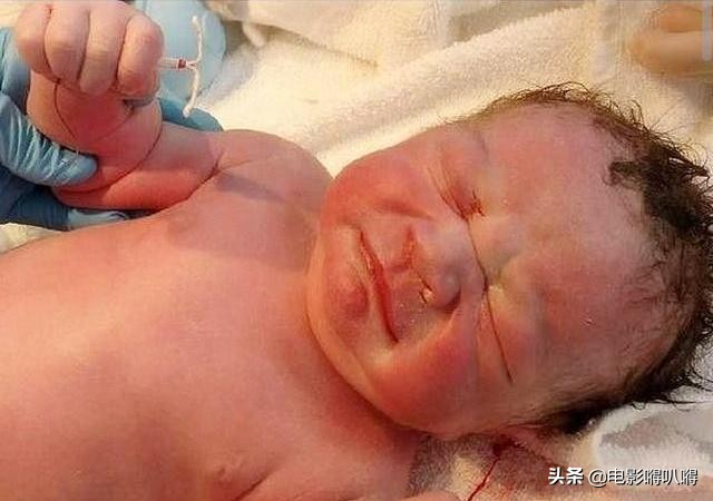 宝宝握着节育环出生,拿着节育环出生的宝宝