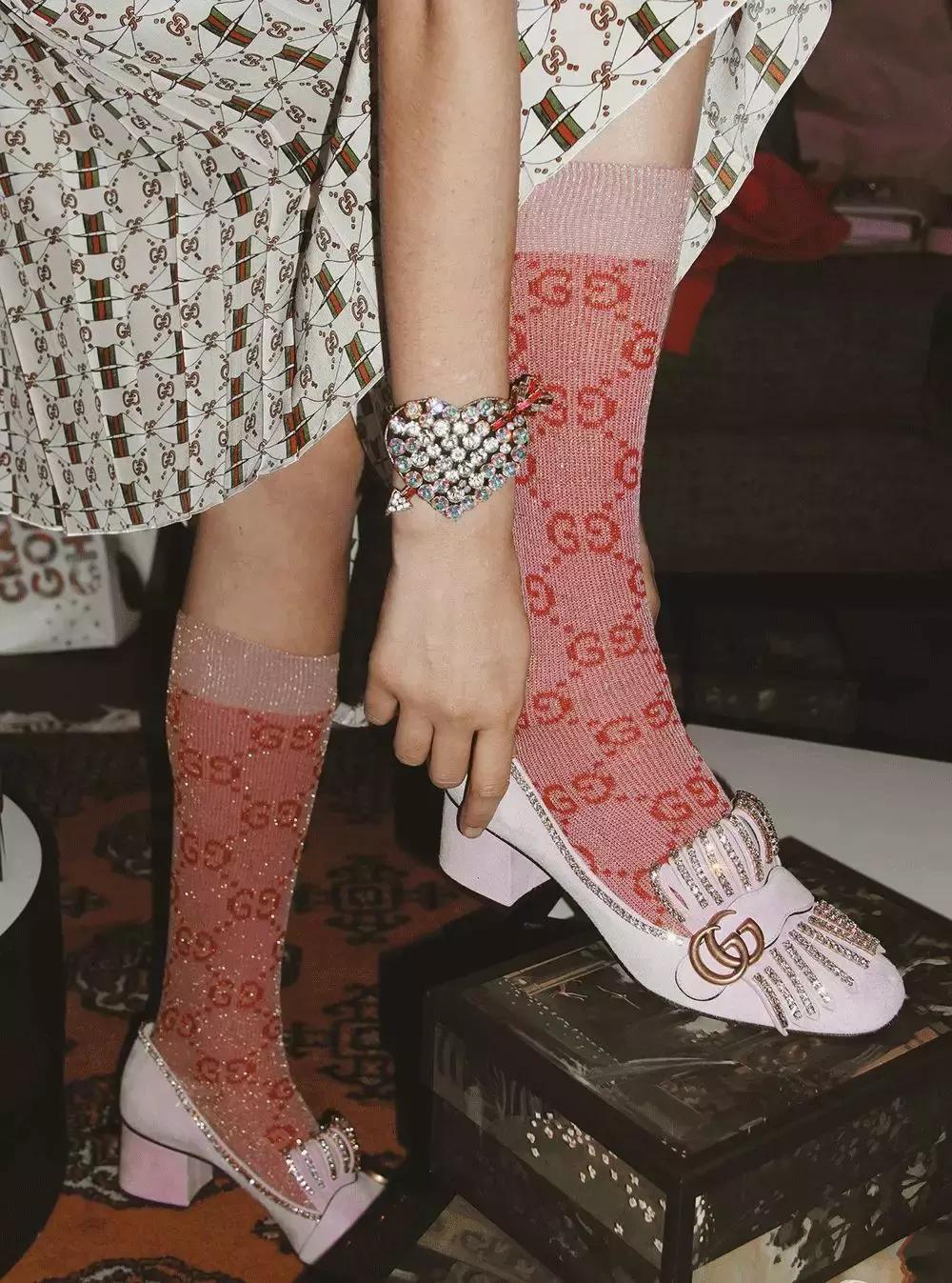 别再露脚踝了今年露袜才是王道,今年流行的露袜穿搭你知道吗