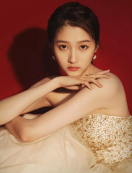 关晓彤九头身写真,抖音星动之夜关晓彤九头身身材