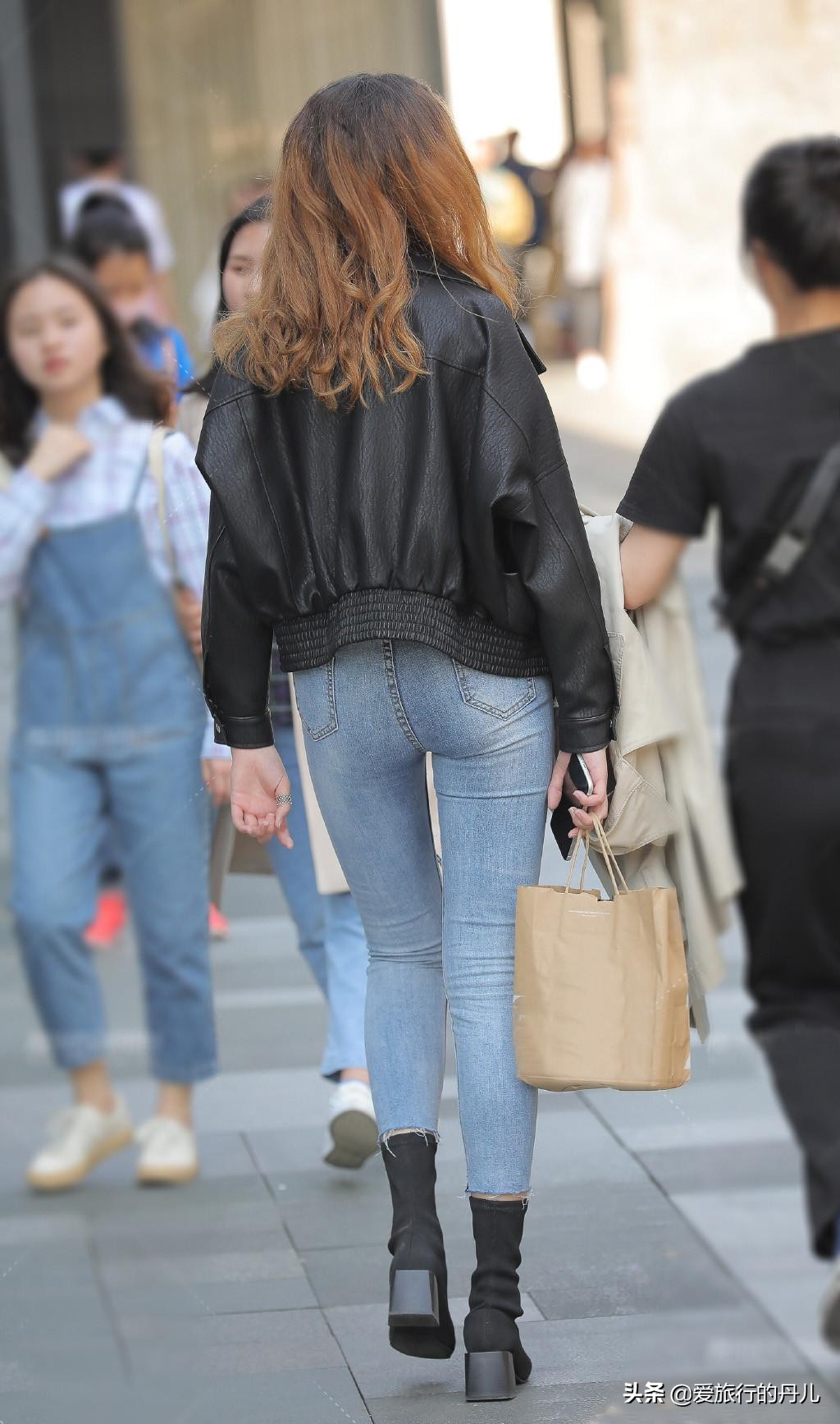 小姐姐黑色衣服穿搭图,机车夹克皮衣牛仔裤