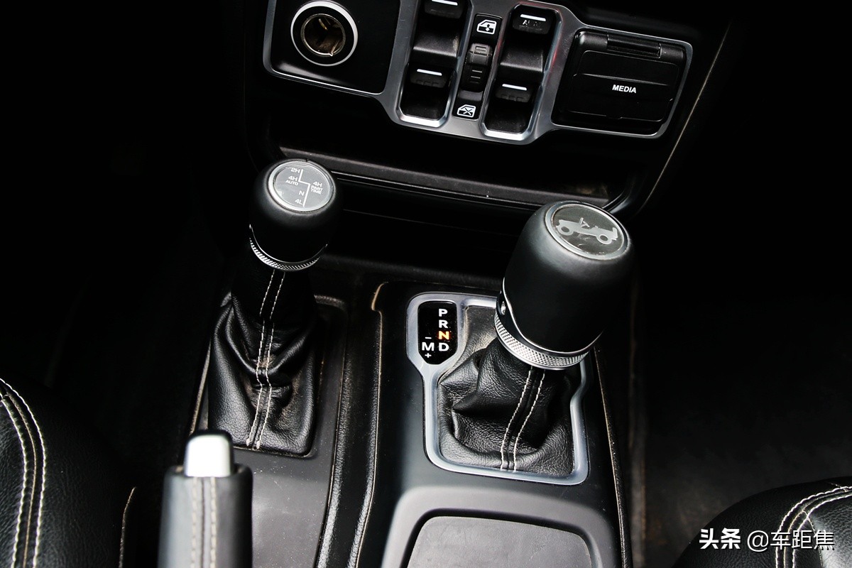 感受牧马人第一视角,牧马人沉浸式体验白色内饰