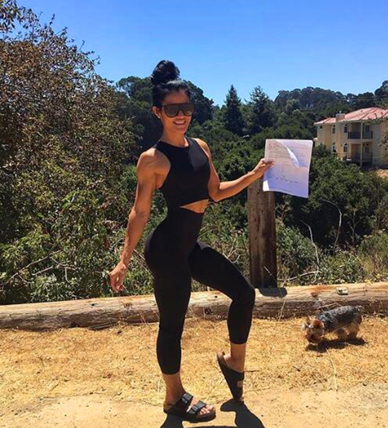 胸部如何按摩才能保持好胸型,45岁女人如何保养胸部