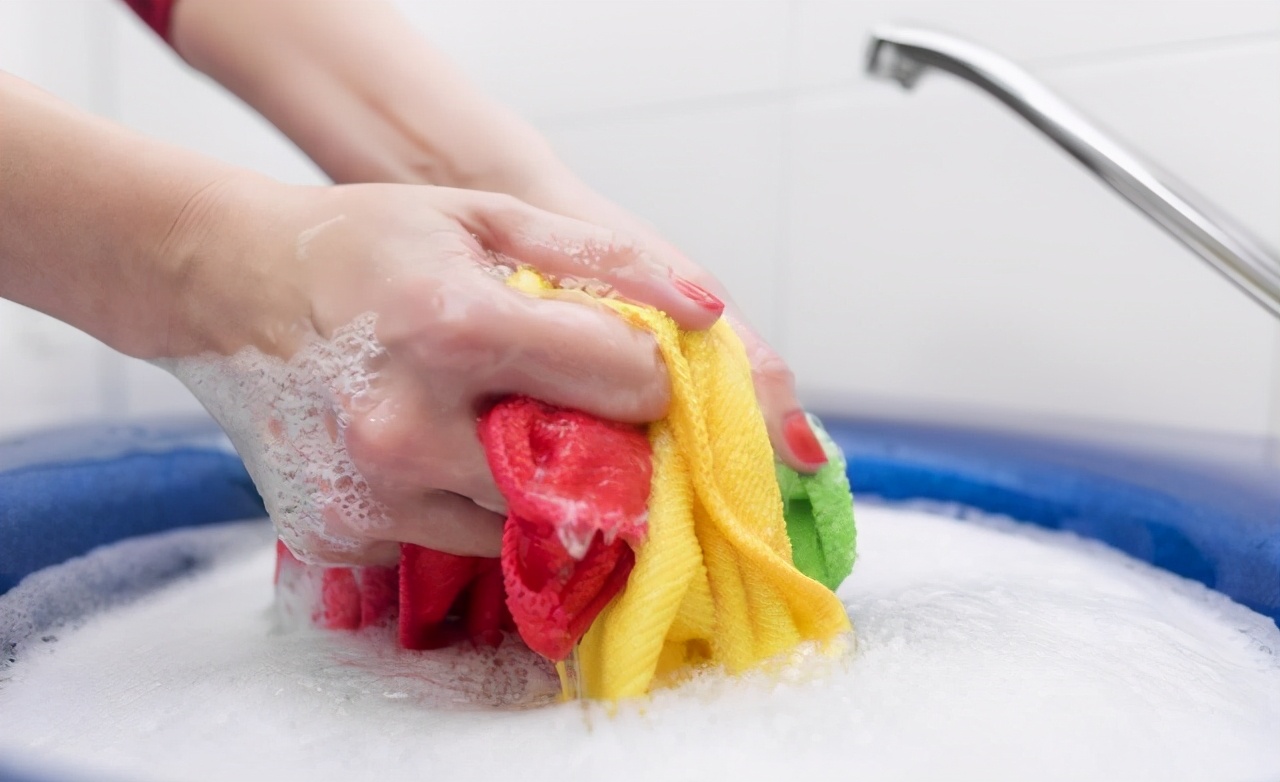 “洗衣液”和“洗衣粉”到底哪个好？了解后才明白，差距这么大