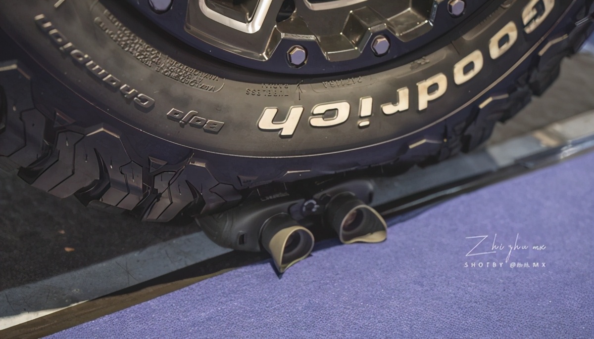 来自500年*火军**商的周边装备，情人节送男友一份“硬核”套装