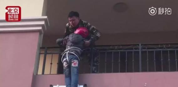 婴儿练趴睡窒息事件全过程,婴儿被妈妈训练趴睡结果窒息死亡