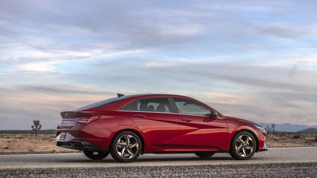 新款伊兰特没有老款的好看,老款捷达和老款伊兰特哪个油耗低