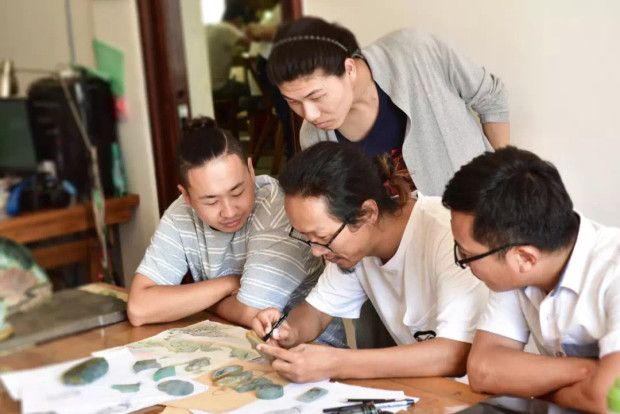 在缅甸做翡翠生意的网红,从小马仔到亿万富豪