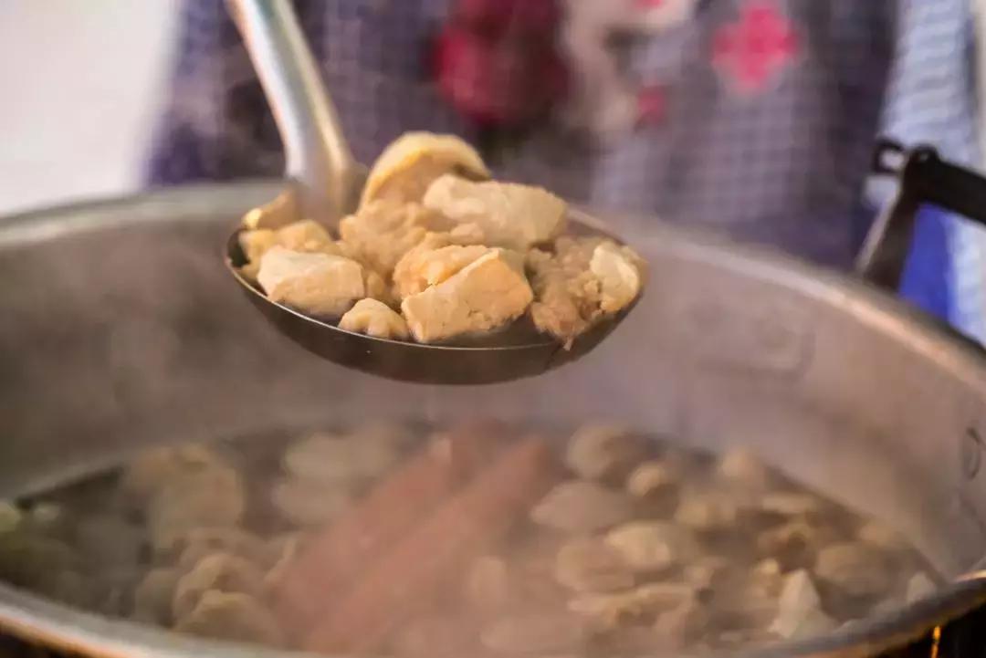 你们还记得学校门口的小吃摊儿么,小学生门口小吃摊物价究竟多离谱