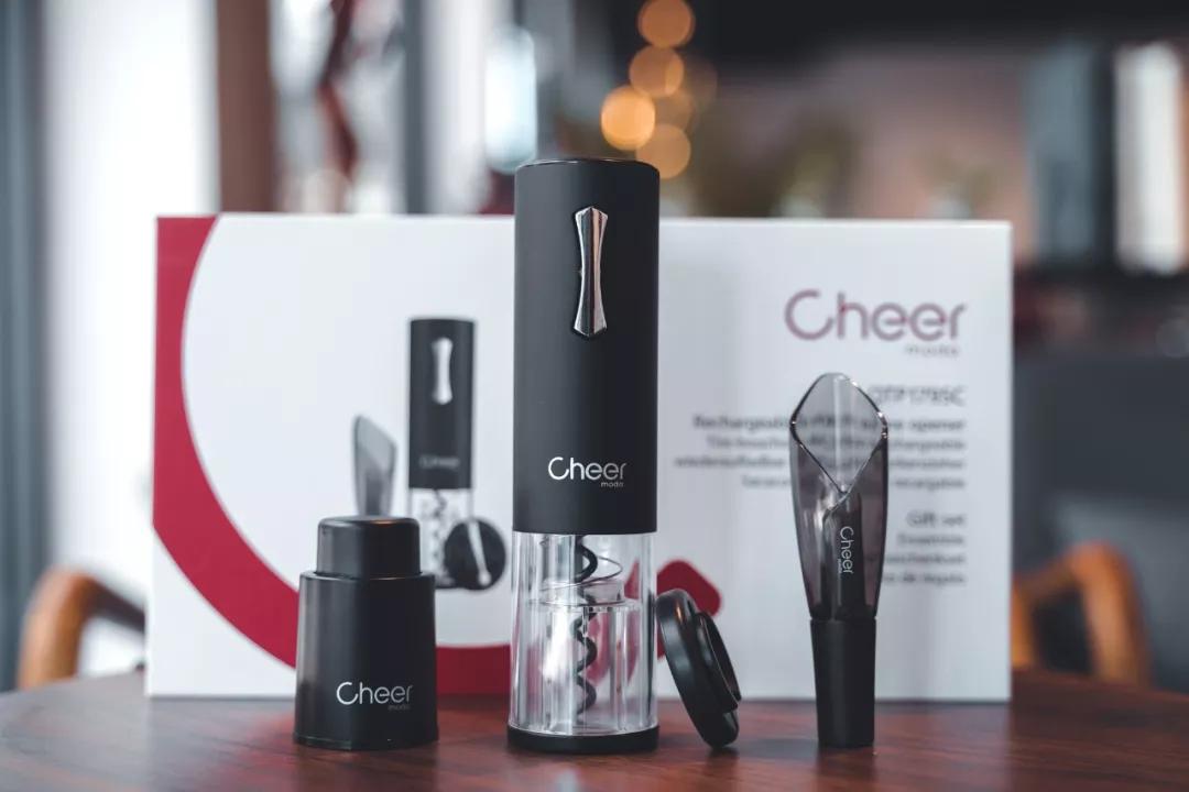 开红酒神器毫不费力的就开动了,有没有不用开瓶机打开红酒的方法