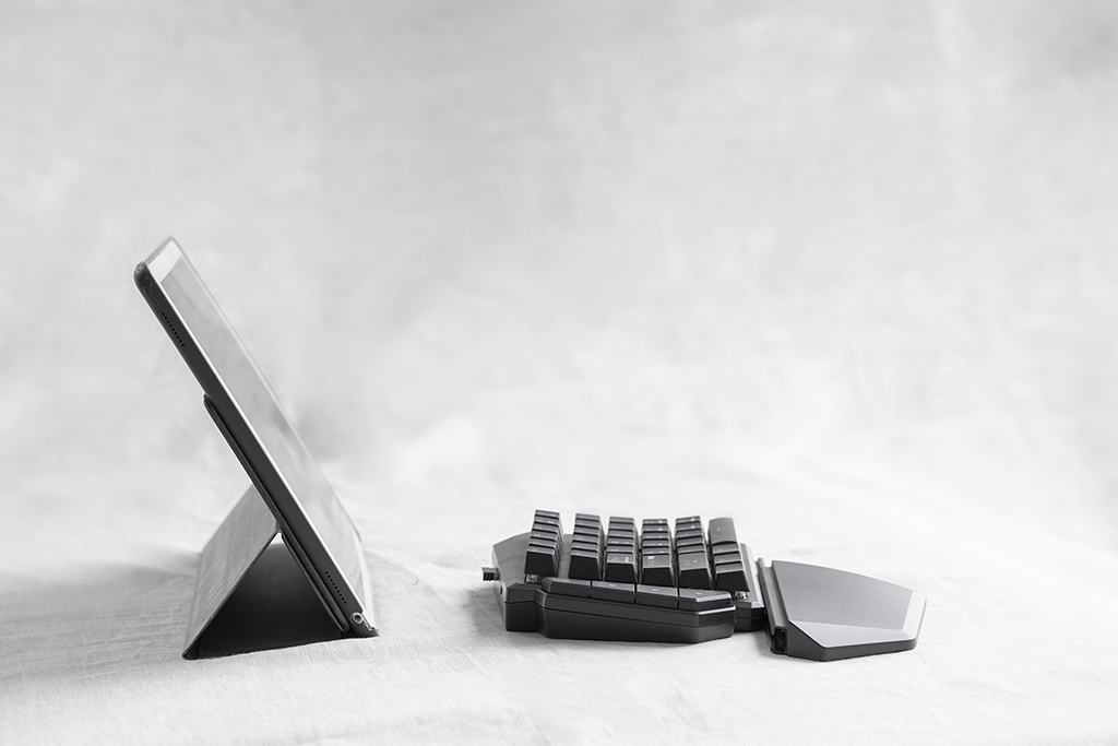 吃鸡神器键盘压枪测评,吃鸡神器测评键盘加手柄