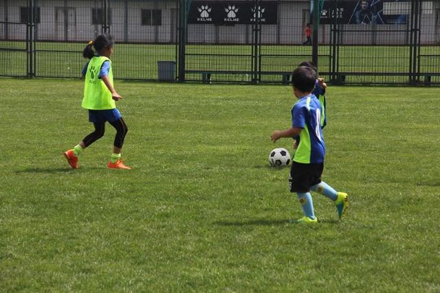 昆明青少年足球暑假培训班,昆明暑假儿童足球训练营封闭式