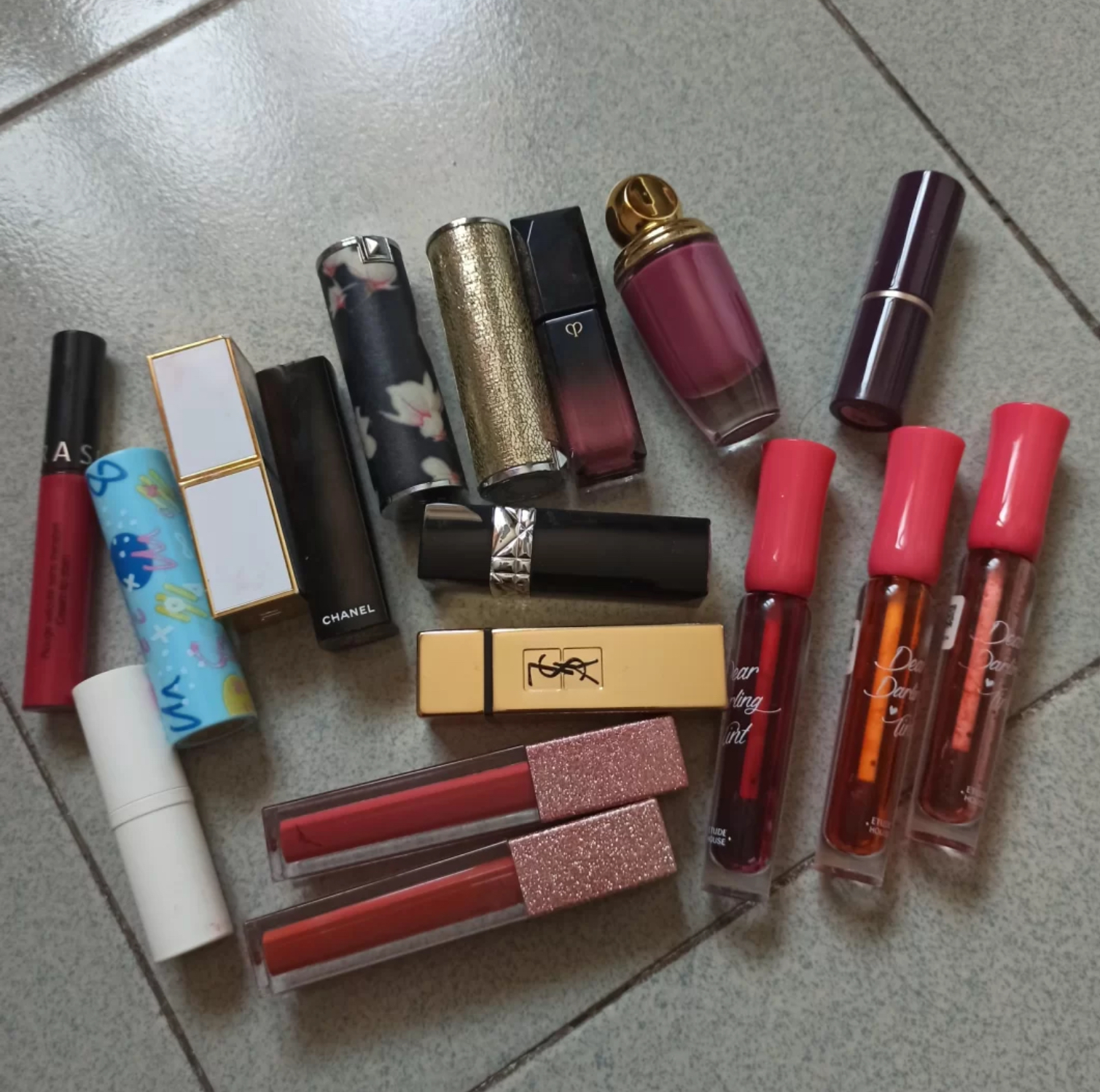 口红出现油臭味,口红为啥用着用着就变色了