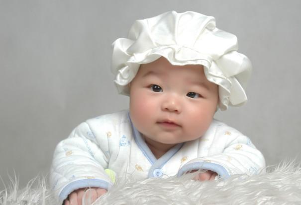 宝宝拍了嗝还吐奶是什么原因,宝宝拍过嗝还吐奶怎么回事