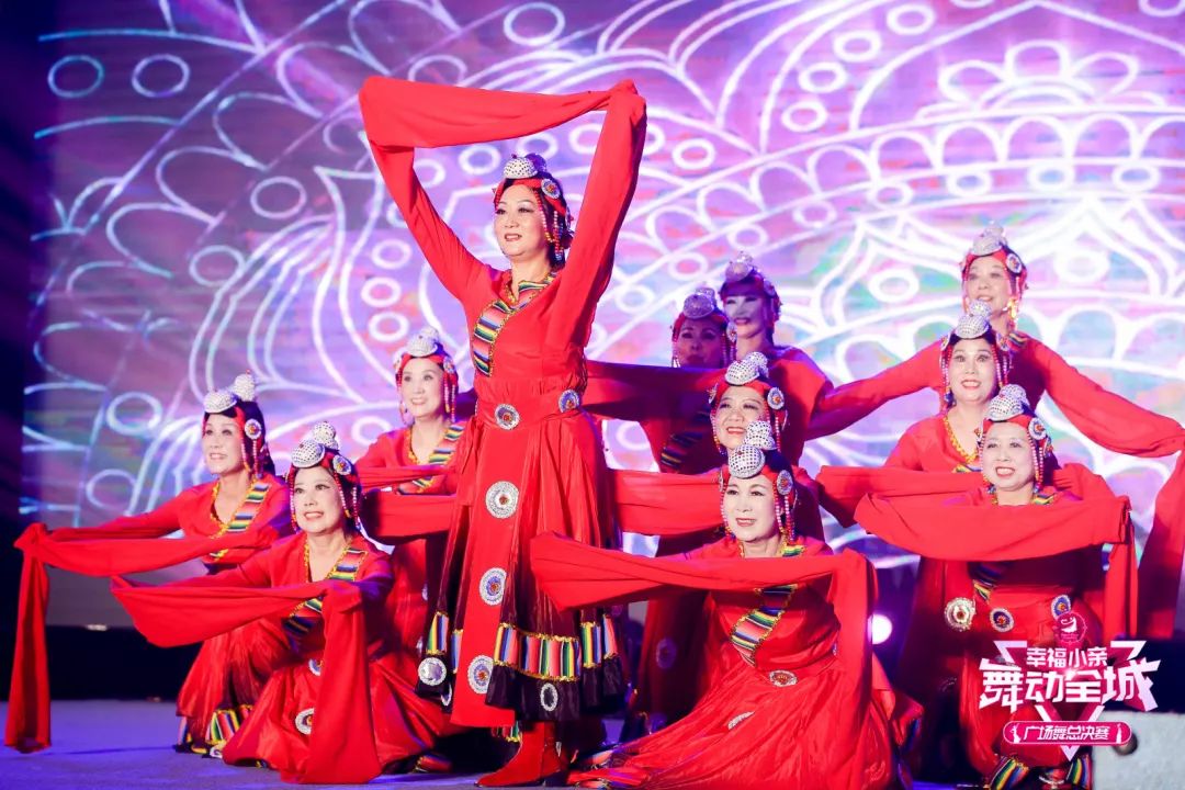 大妈们参加广场舞比赛,春晚广场舞比赛