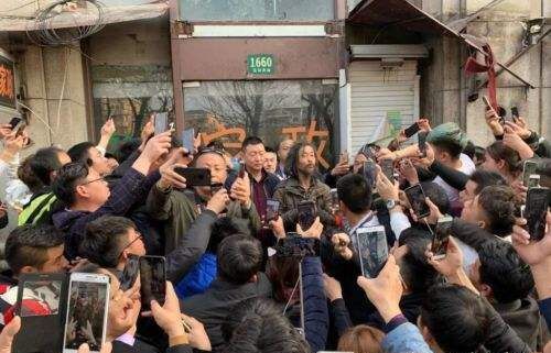 抖音刷得沸沸扬扬，网红美女纷纷跑去跟他咪咪，吐槽星看着好不爽