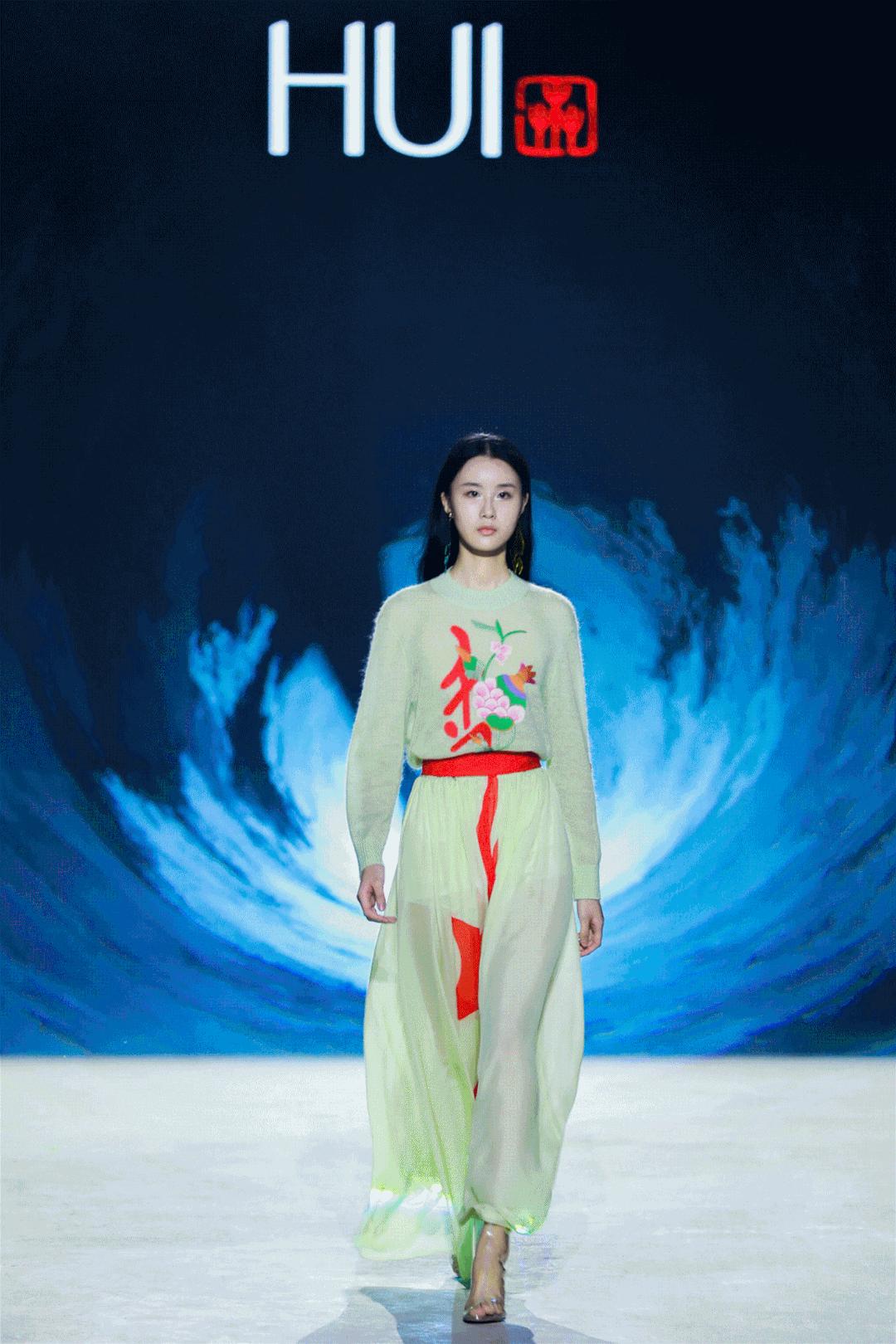 片片云霞作新衣！昨晚，大浪时尚小镇又火出圈了