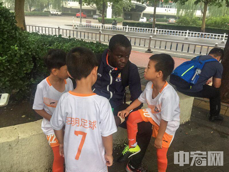 这位来自非洲的“吕布”如今成了“中国通”