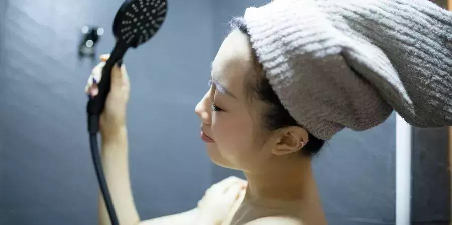 产后第一个月的宝宝怎么喂奶,产后第一次喂奶粉怎么喂姿势