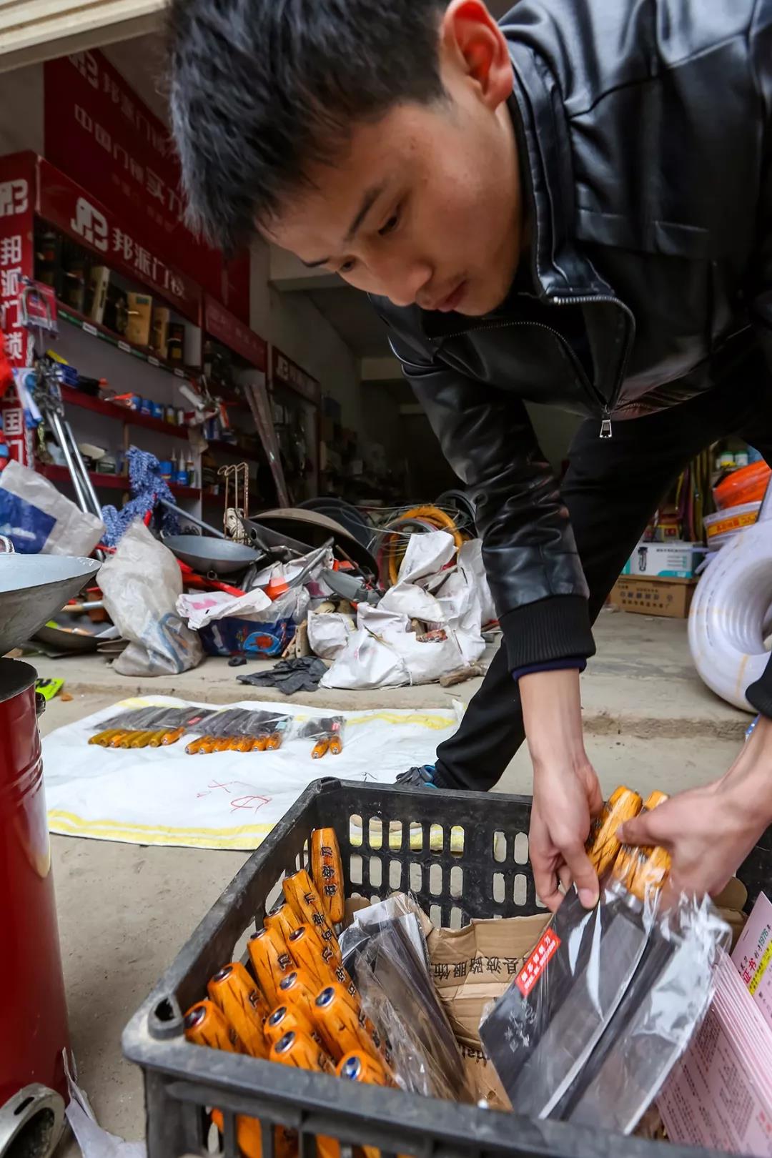 闪石乡锻刀匠：42年只为做好一把菜刀！