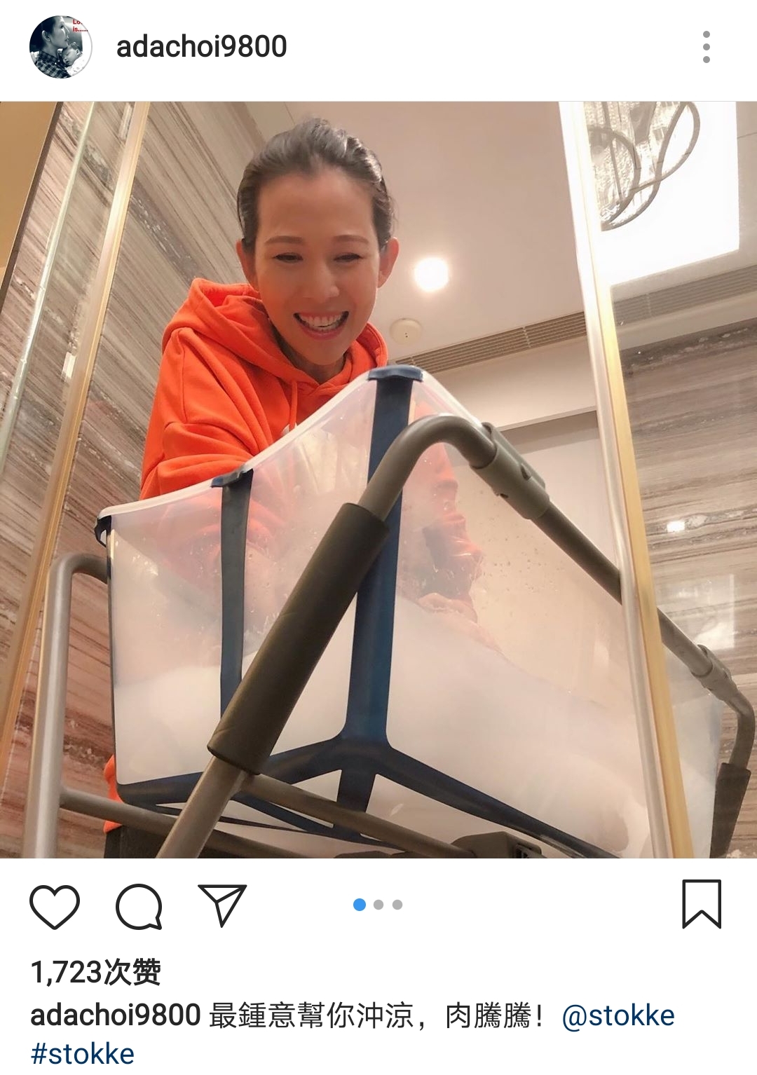 蔡少芬为儿子洗澡手法娴熟，笑得一脸宠溺，乐儿秀肉嘟嘟身材超萌