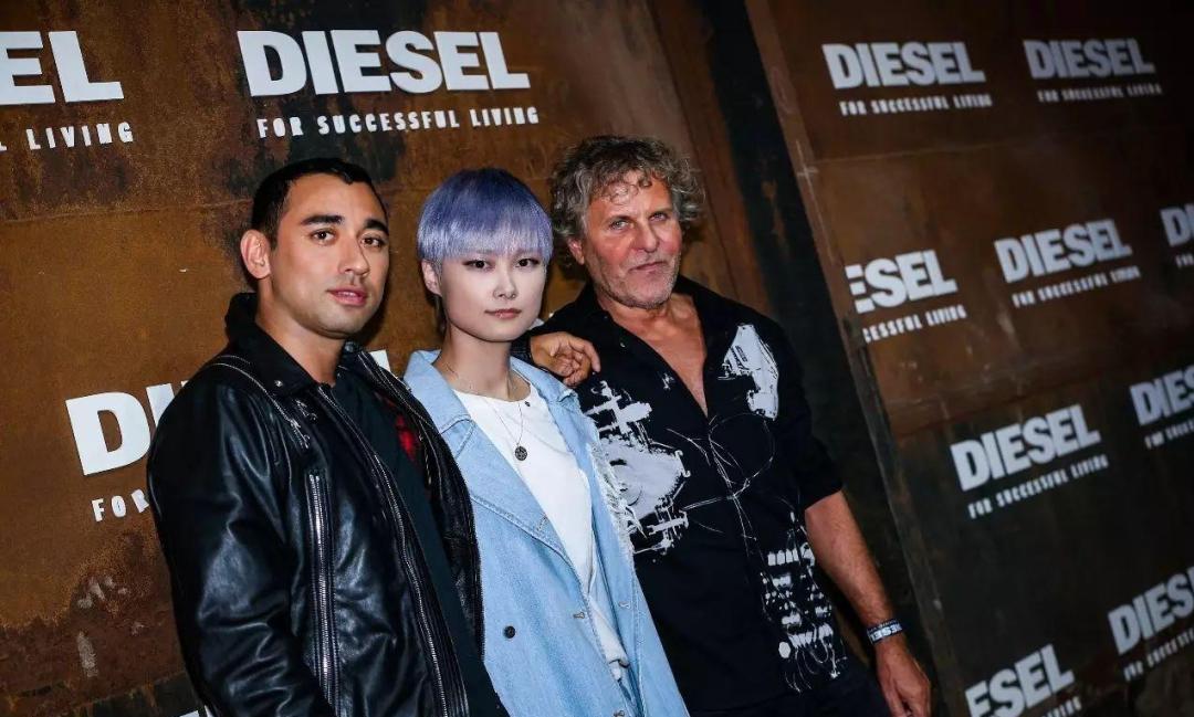 李宇春和刘雨昕私下关系,李宇春刘雨昕穿裙子