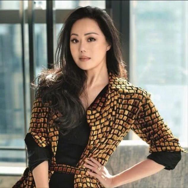 她甩掉钟镇涛，一次交往5个外籍男友，背着上亿钞票行走江湖