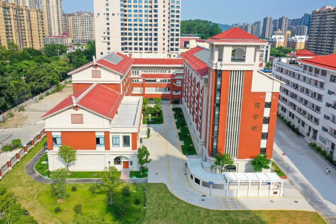 空中田径场的大学,中山市永安中学空中足球场
